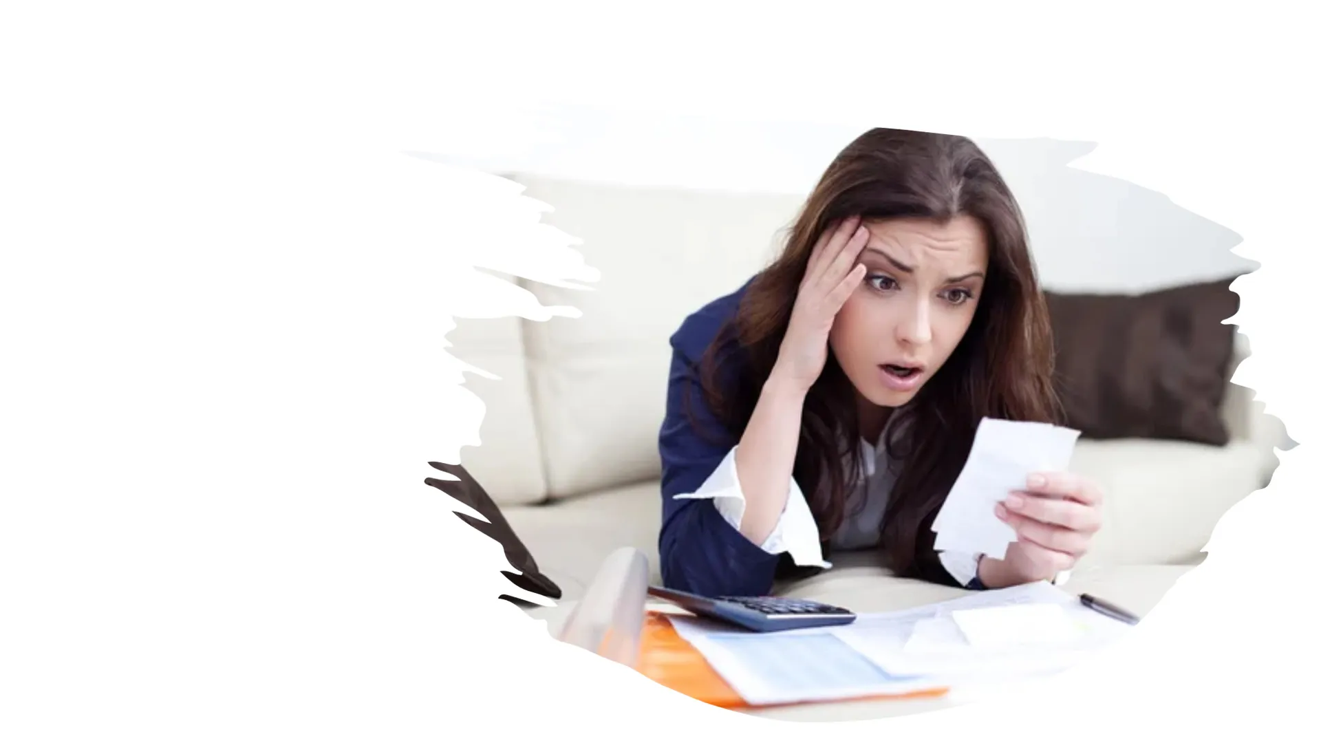 Una mujer preocupada porque no sabe manejar la tarjeta de credito, muy altas la cuotas de mi tarjeta de credito